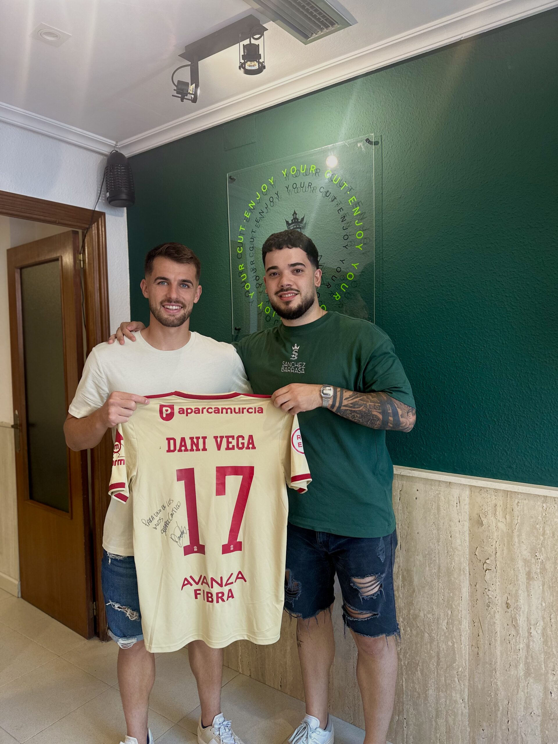 mostrando camiseta con número 17