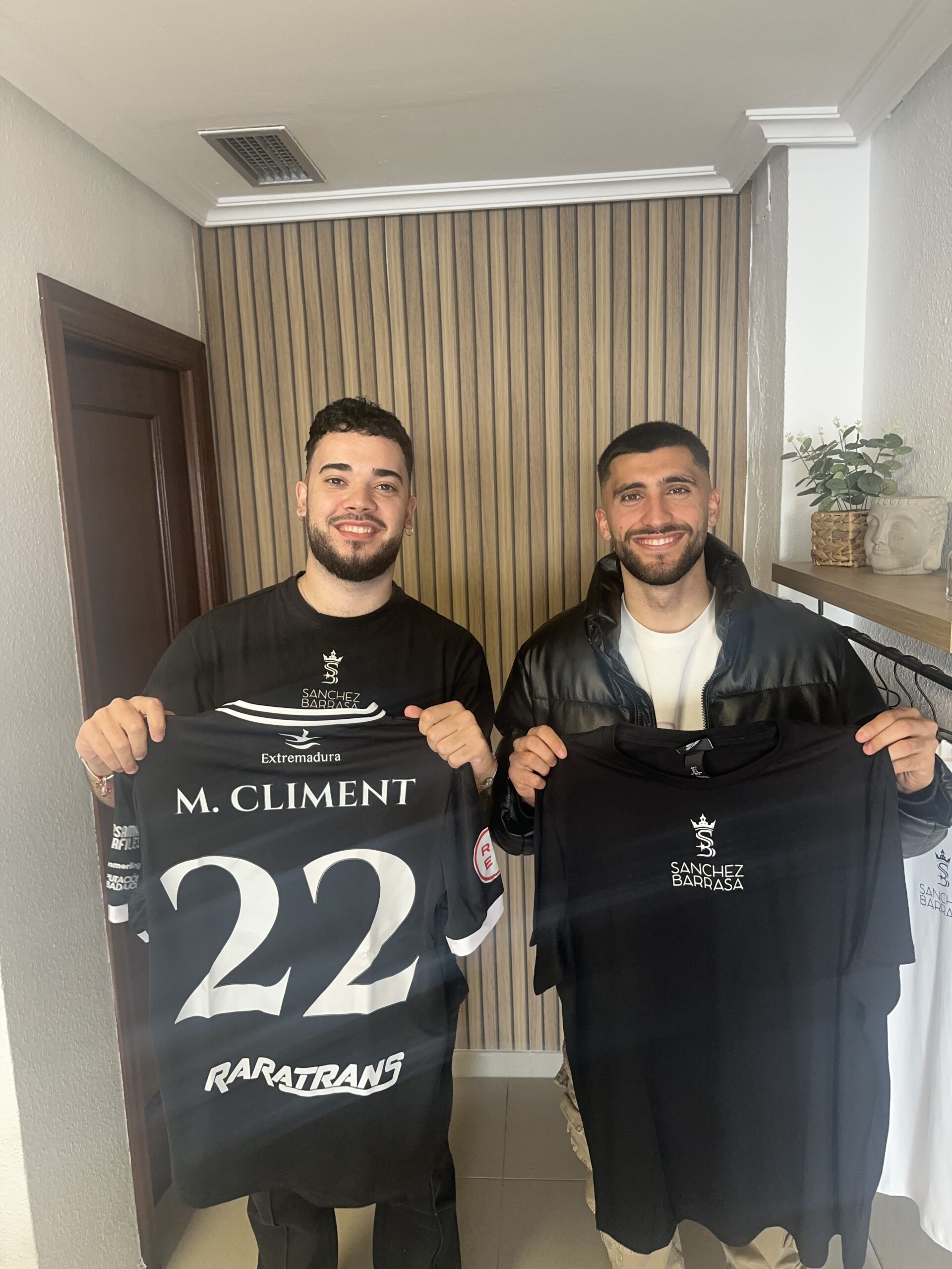 mostrando camiseta con número 22