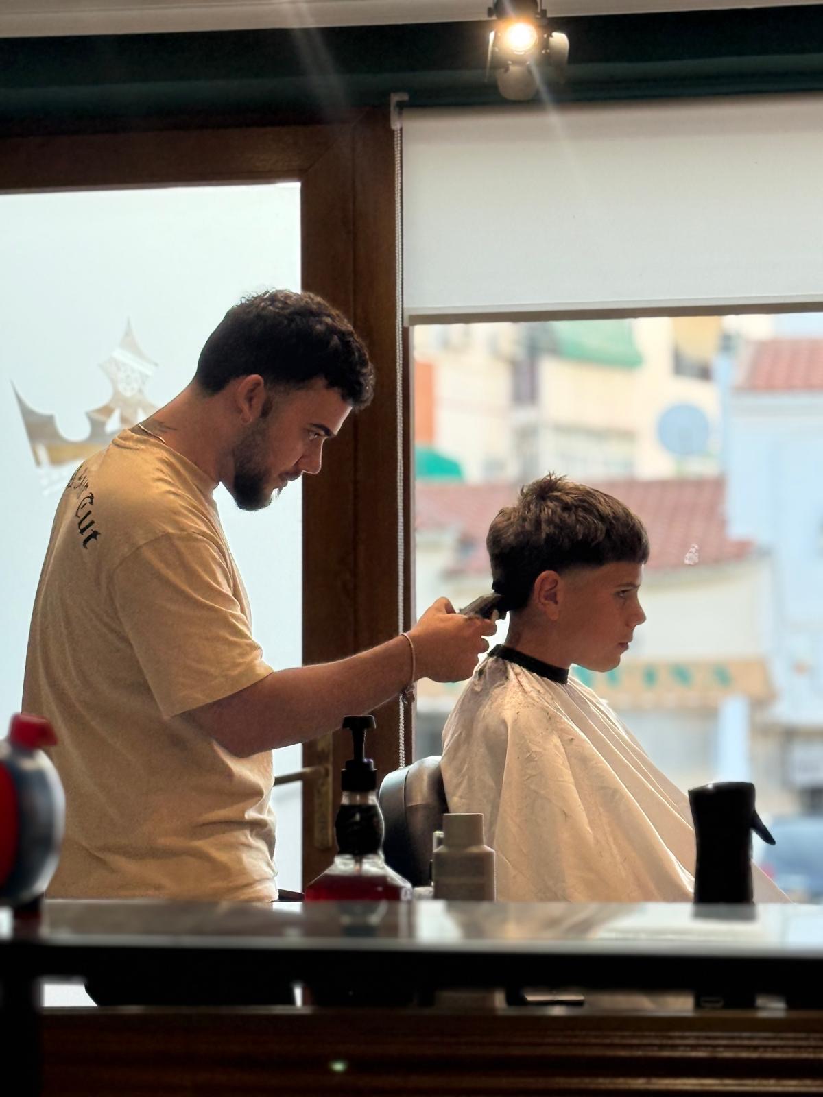 cortando pelo con máquina a niño